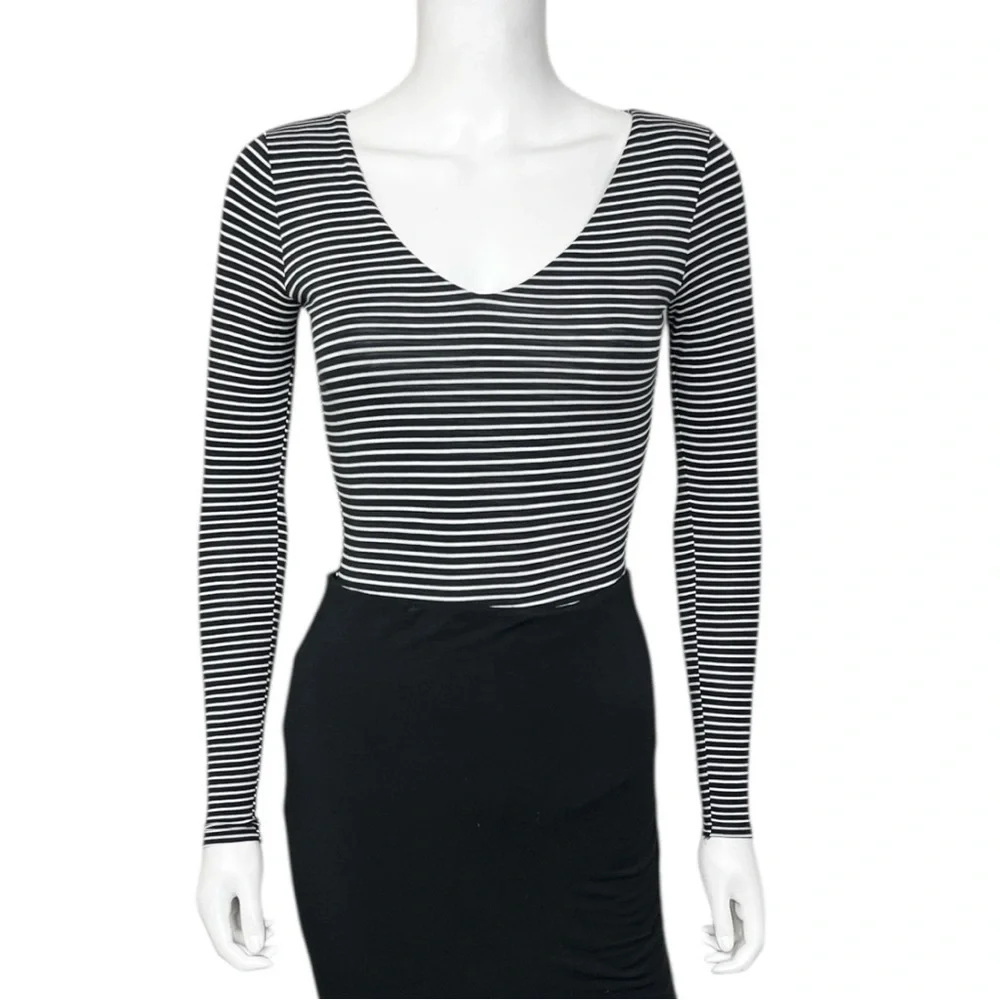 Everlane The Long Sleeve V-Neck Bodysuit in Black/White Stripe - sz XXS